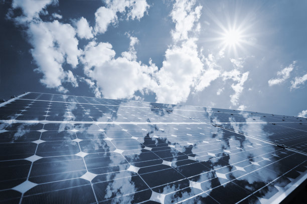 一组反射太阳的太阳能电池板图片下载