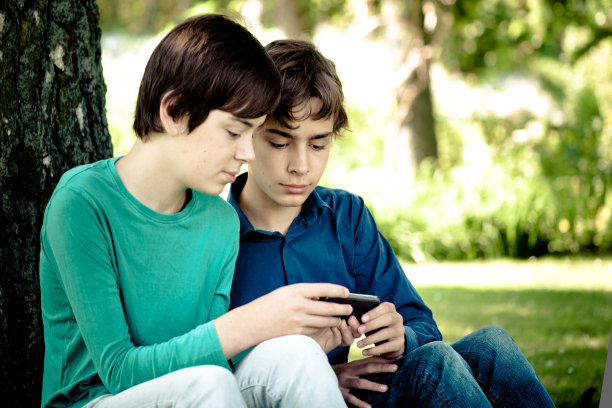 两兄弟发短信图片下载