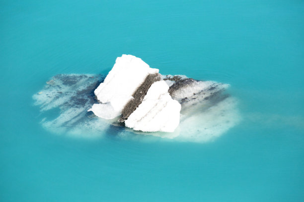 漂浮在海洋中的小冰山上的冰图片下载