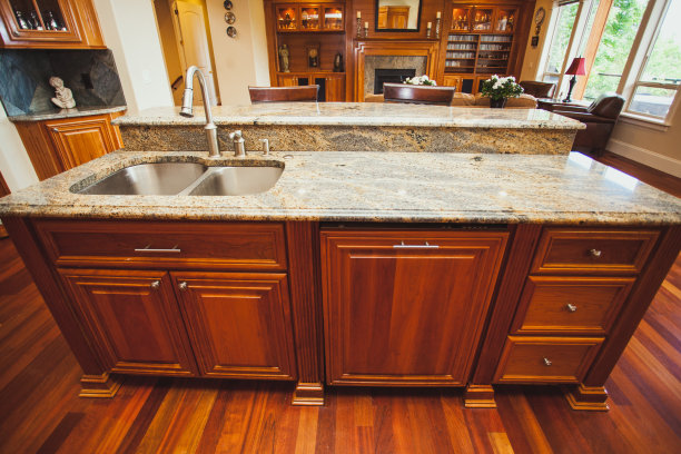 现代家庭家庭厨房岛和柜台图片下载