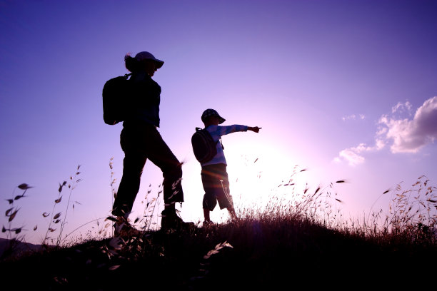 母子徒步旅行图片下载