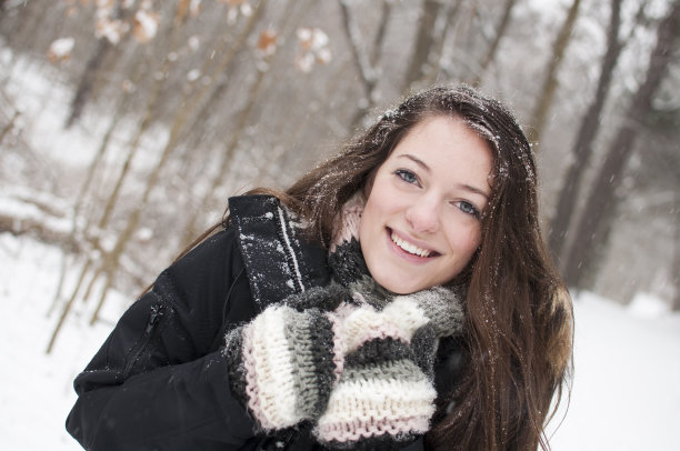 美丽的年轻人在冬天图片下载