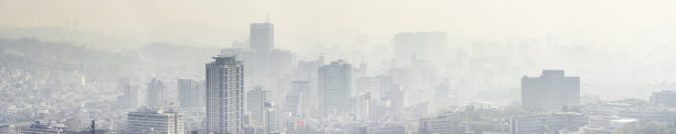 污染和烟雾笼罩了摩天大楼拥挤的城市全景韩国首尔图片下载