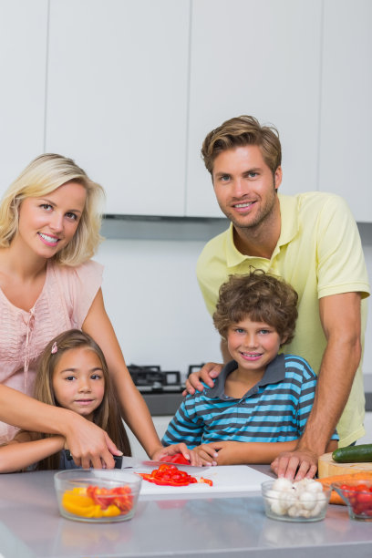 欢乐的一家人在准备晚餐图片下载