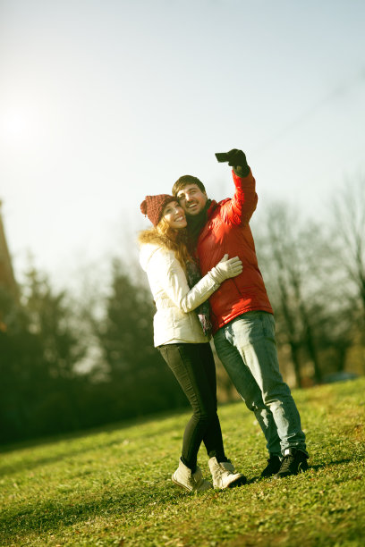 快乐的年轻夫妇在户外自拍。图片下载