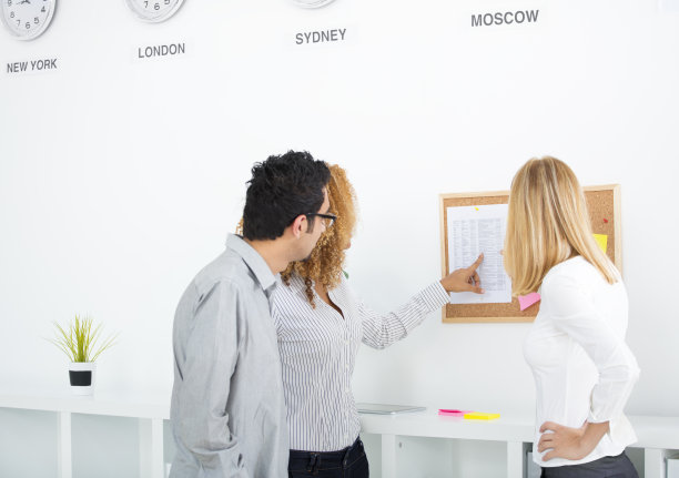 商务人士讨论报告图片下载