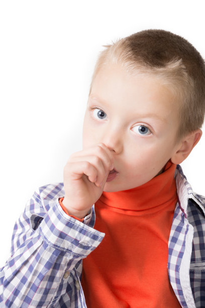 男孩吮吸拇指图片下载