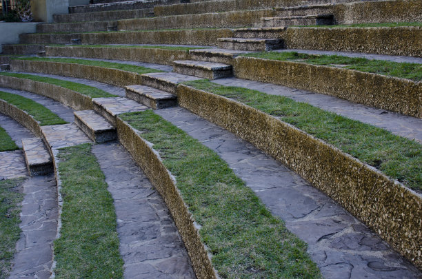滨河步道剧院的户外座位图片下载