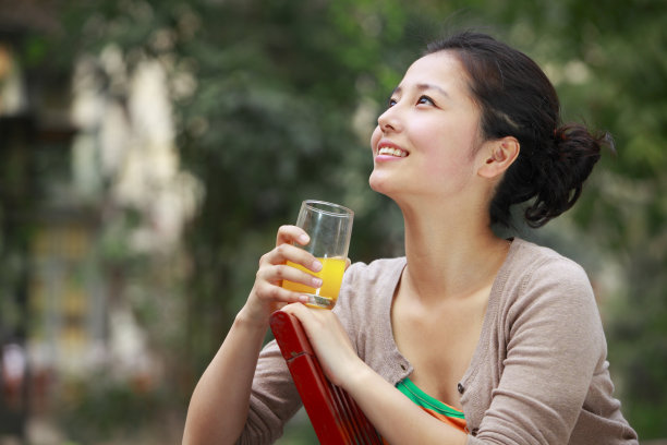侧面的漂亮年轻的亚洲女人图片下载