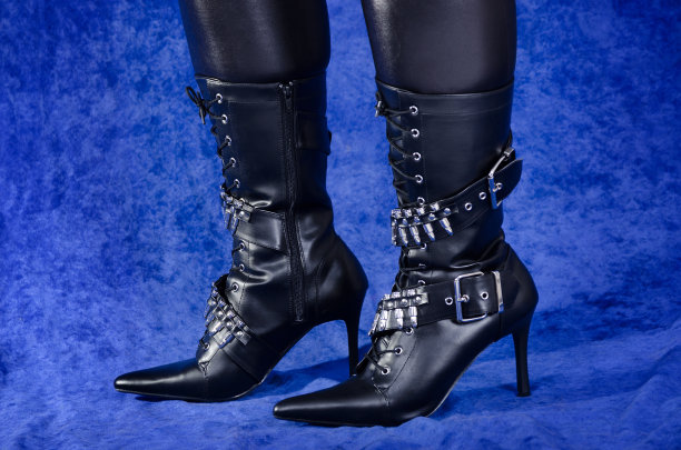 侧视图，穿着子弹装饰的靴子的女人。图片下载