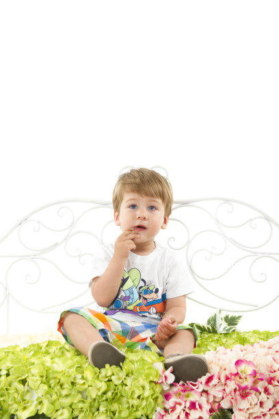 带着花的长凳上的小男孩图片下载