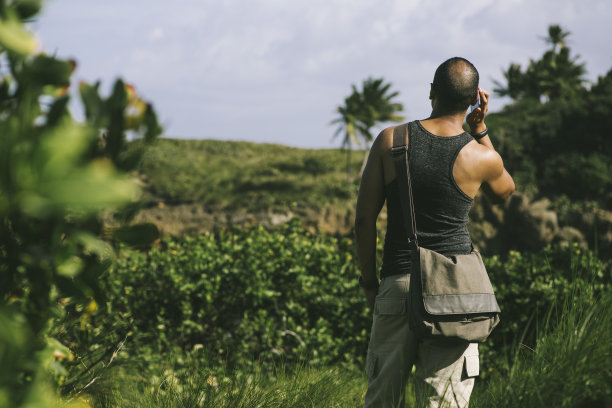 有人在沙滩上打电话图片下载