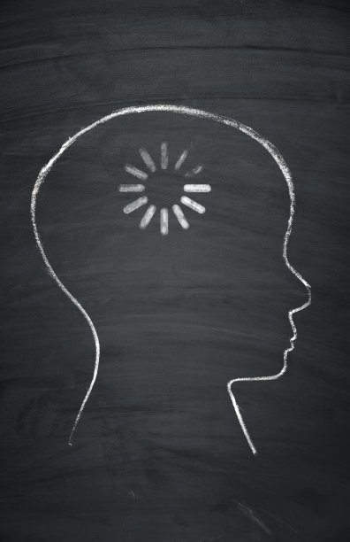 思考的孩子在黑板上画图片下载