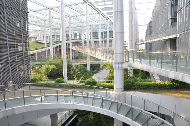 现代化办公大楼，绿意盎然素材图片