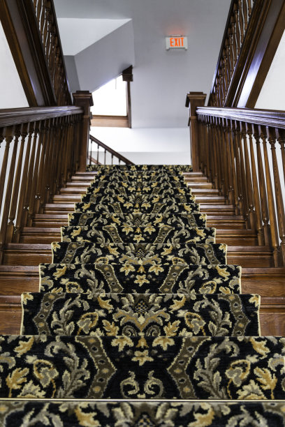 带地毯的木楼梯图片下载