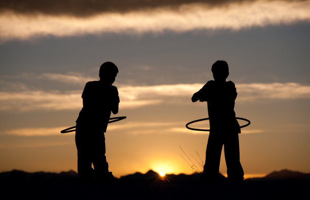带着呼啦圈的男孩们图片下载