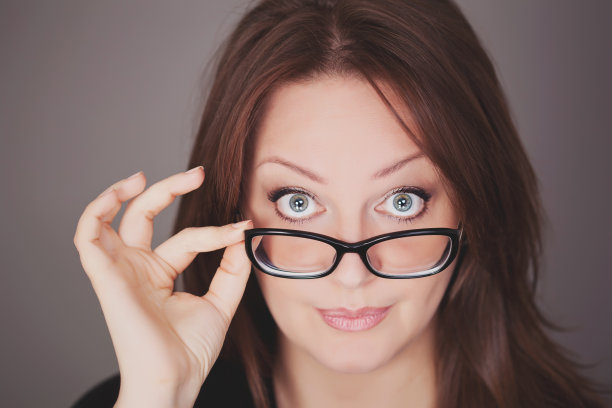 戴眼镜的惊讶女人图片下载