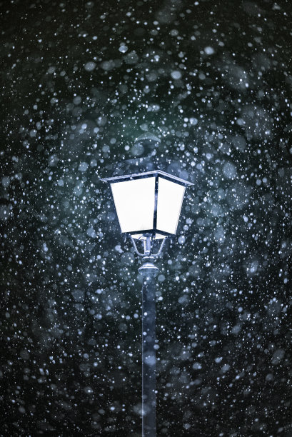 夜雪下的复古街灯图片下载