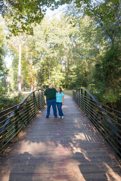 《公园里的夫妻》图片下载