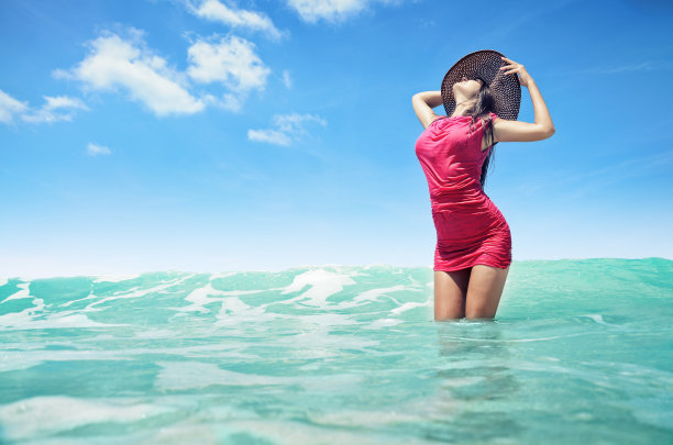 无忧无虑的年轻女子在水里放松图片下载