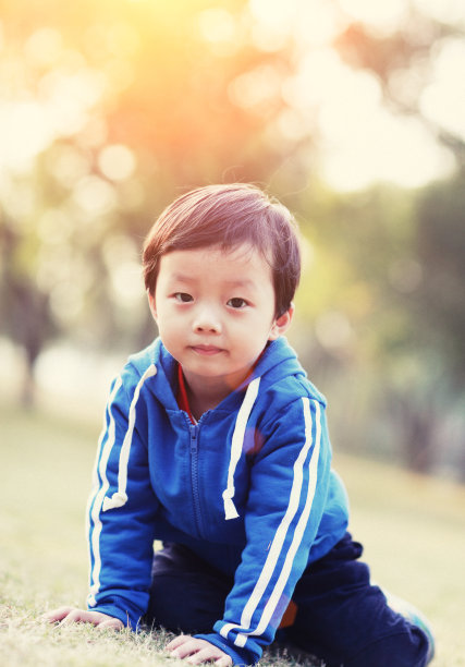 可爱的亚洲孩子在公园里图片下载