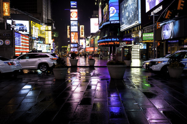 深夜下着雨的时代广场图片下载