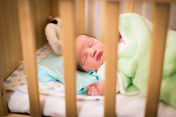 可爱的白种人在婴儿床上安静地睡觉图片下载