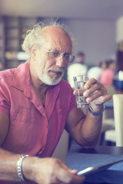 健身活跃的老年人在咖啡厅使用数字平板电脑图片下载