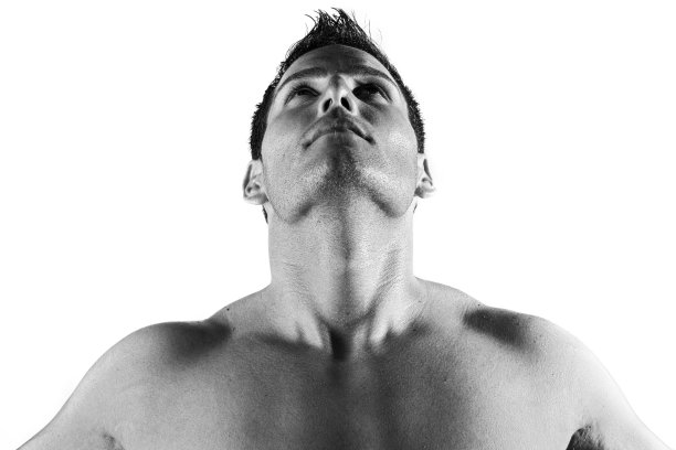 年轻的美洲土著男性抬头看图片下载