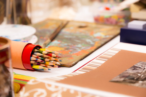 爱好:剪贴簿和工艺品桌上的艺术用品。照片。图片下载