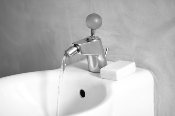 带有自来水的时尚白色坐浴盆(黑白，特写)图片下载