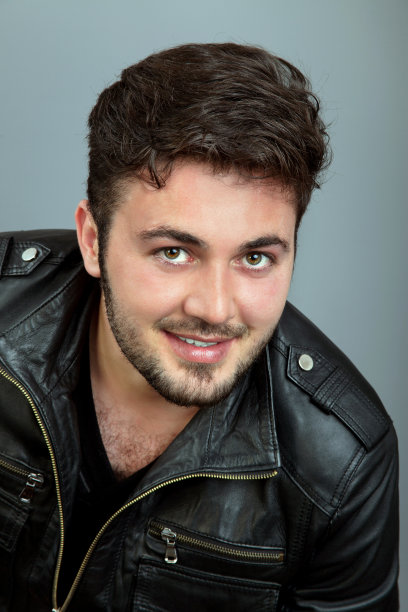 微笑的年轻人图片下载