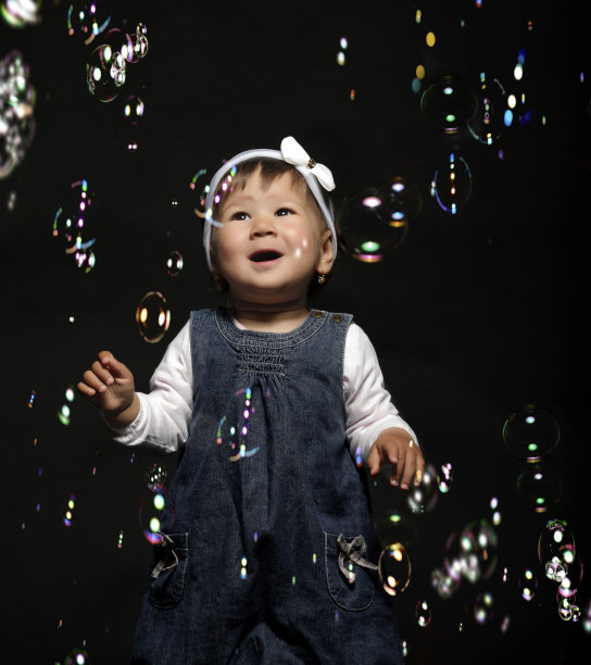 女孩玩着肥皂气球图片下载