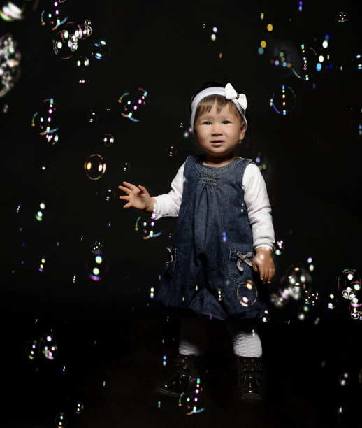 可爱的女孩靠近泡泡棒图片下载