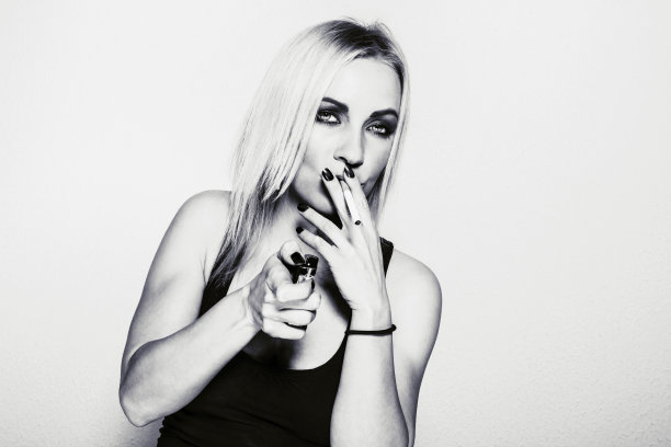 性感的金发女郎吸烟图片下载