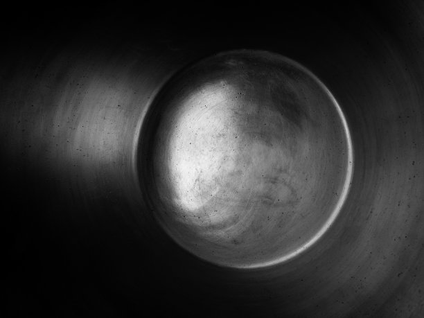 背景:低调拍摄的铝锅与亮点和纹理图片下载