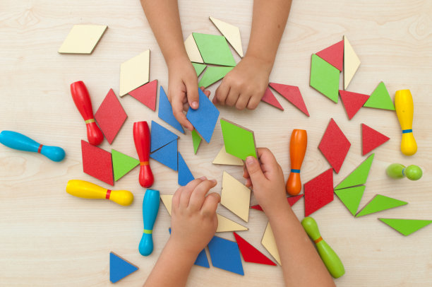 男孩们在玩七巧板游戏图片下载