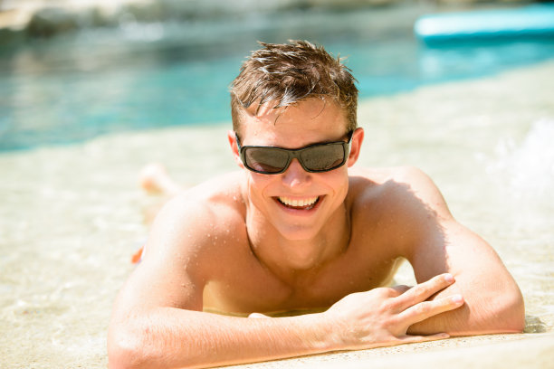 年轻男性日光浴图片下载