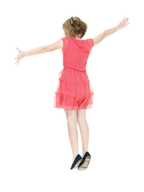 小女孩伸出双臂跳着图片下载