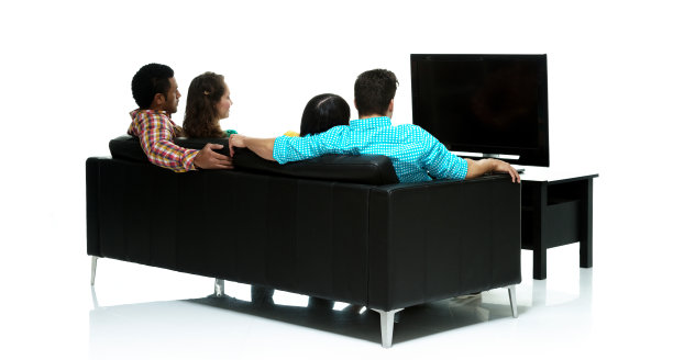 坐在沙发上看电视的人的后视图图片下载