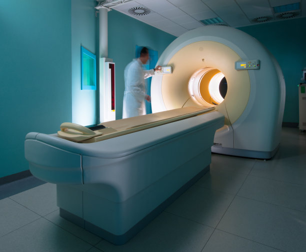 医生在病房里准备一台PET扫描仪图片下载