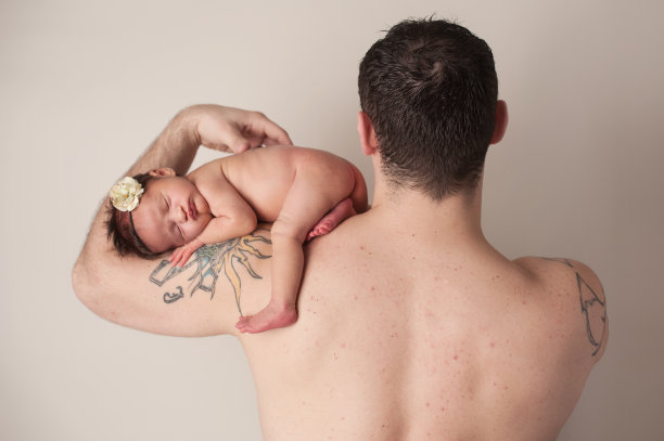 父亲抱着新生女儿图片下载