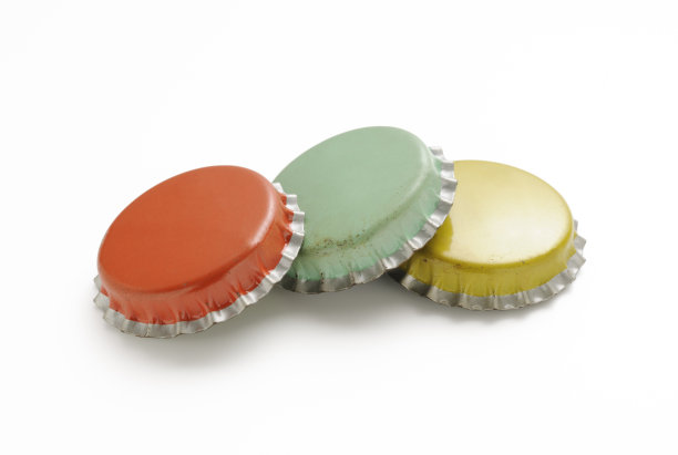 旧三色金属瓶盖上的白色背景图片下载