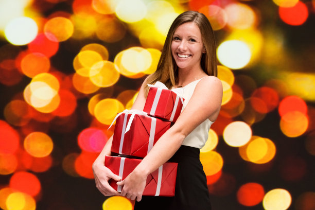 微笑的女人拿着礼盒图片下载