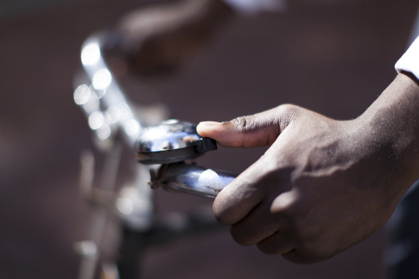 一个非洲商人骑自行车上下班的俯视图。图片下载