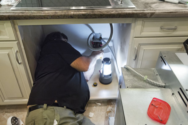 在厨房安装新的厨具和烤箱图片下载