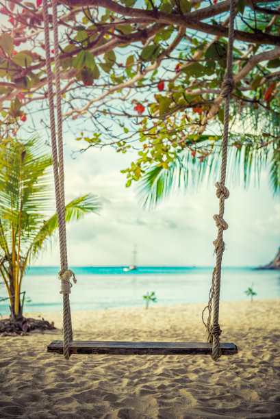 在沙滩上荡秋千图片下载