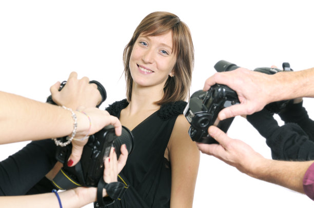 年轻女演员在狗仔队摄影师面前图片下载