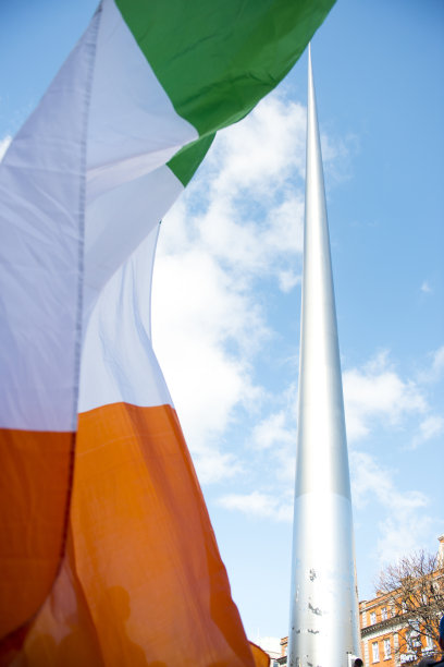 都柏林塔尖上的爱尔兰国旗图片下载