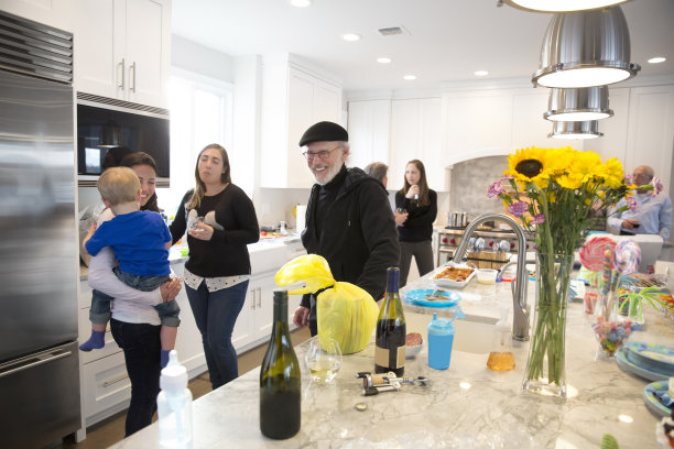 一家人在厨房庆祝男孩的一岁生日图片下载